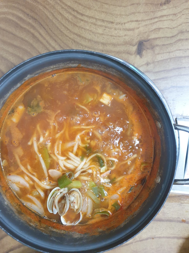 얼큰칼국수 이미지