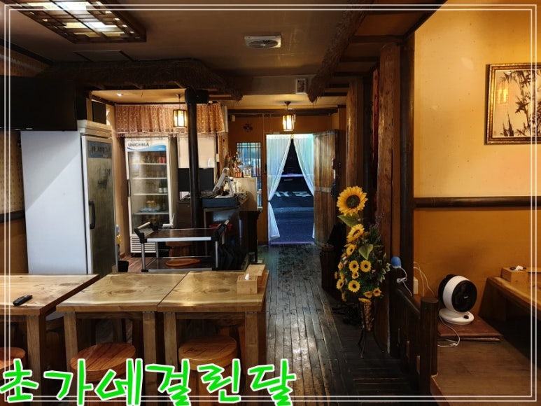 초가에 걸린 달 이미지