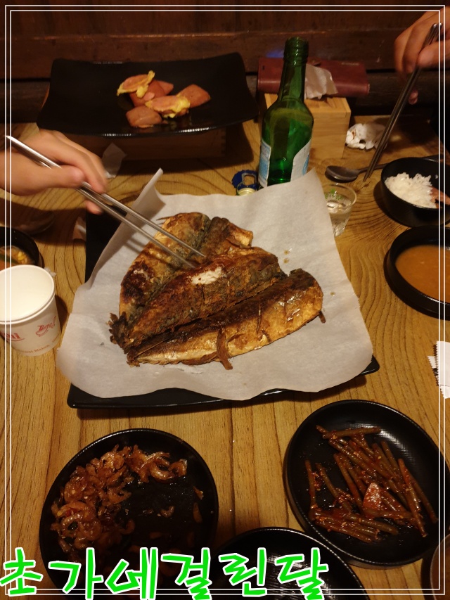 초가에 걸린 달 이미지