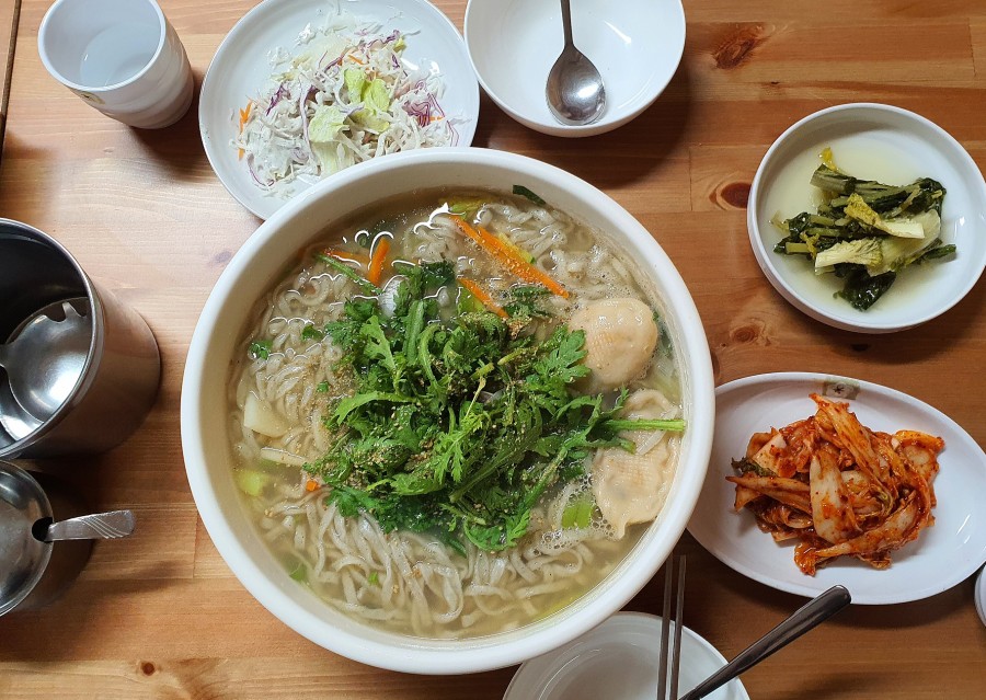 만두품은칼국수 이미지