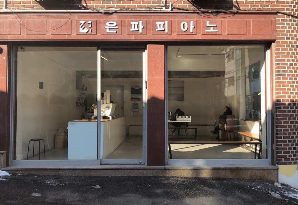카페 몽타주 이미지