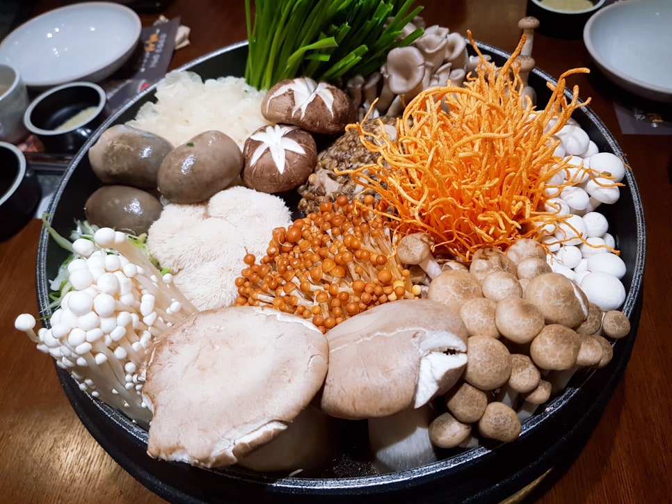 황금버섯백숙 이미지
