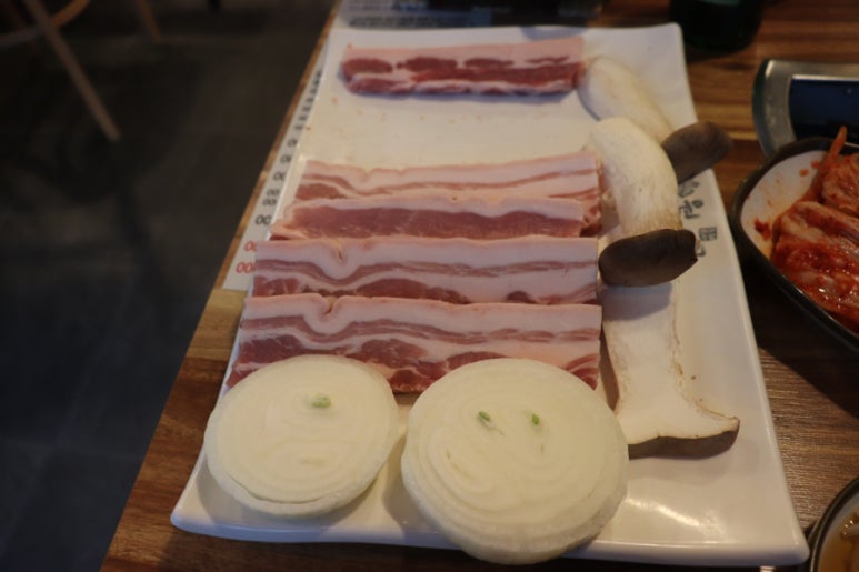 월수금 통돼지 김치찌개 이미지