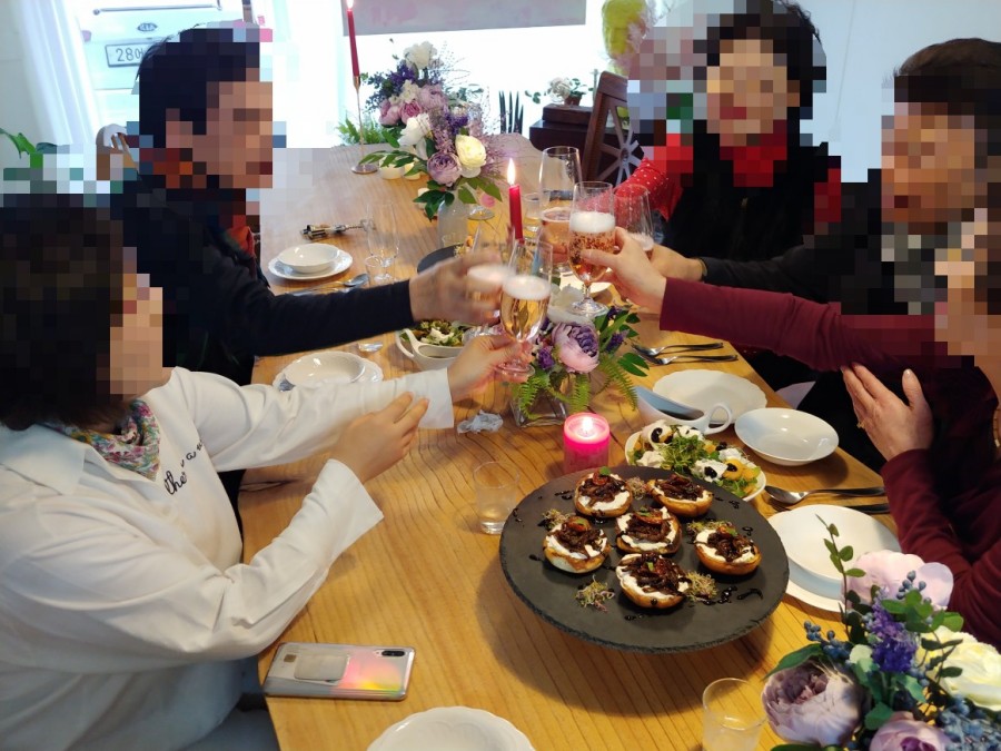 크림테이블 이미지