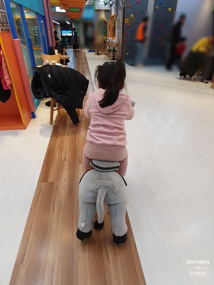 방방나이트 이미지