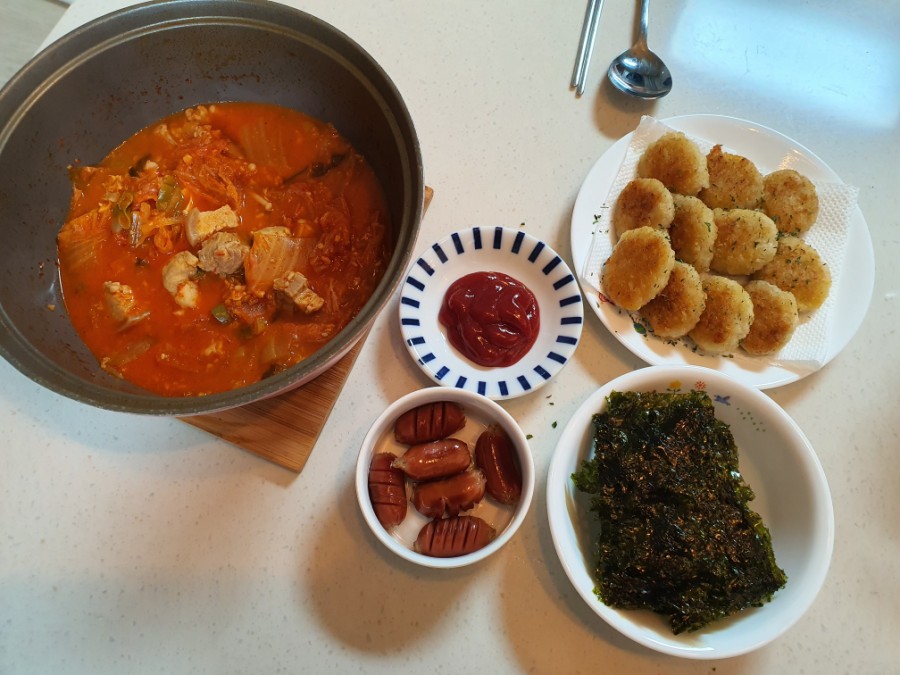 엄마의 김치찌개 밥상 이미지