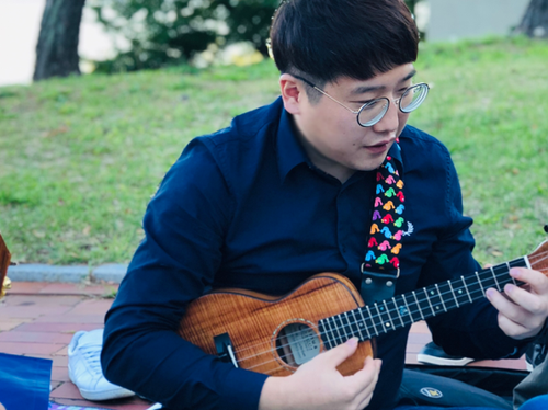 건쑥우쿨렐레 이미지