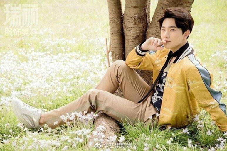 꽃을든남자 이미지