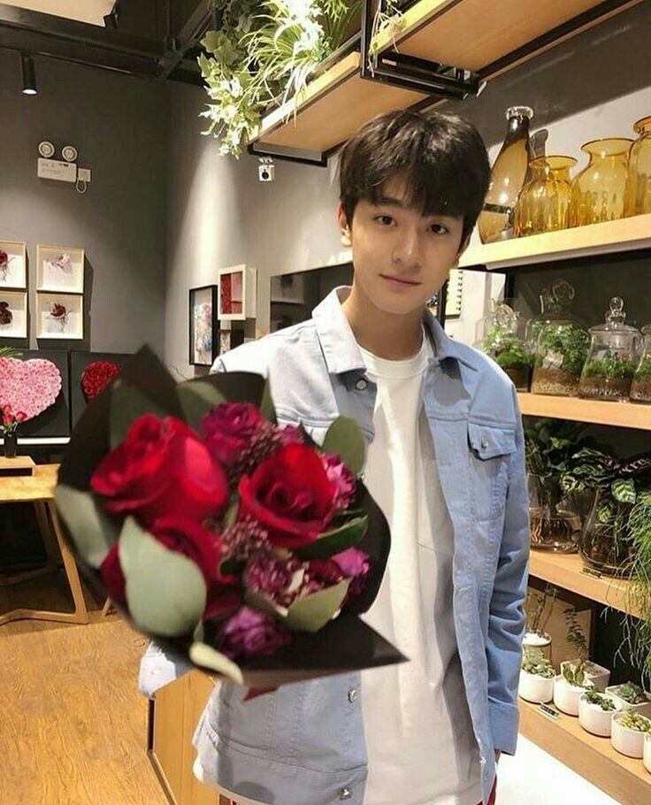 꽃을든남자 이미지