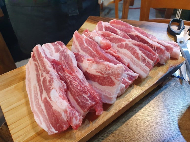 꿀통돼지 이미지