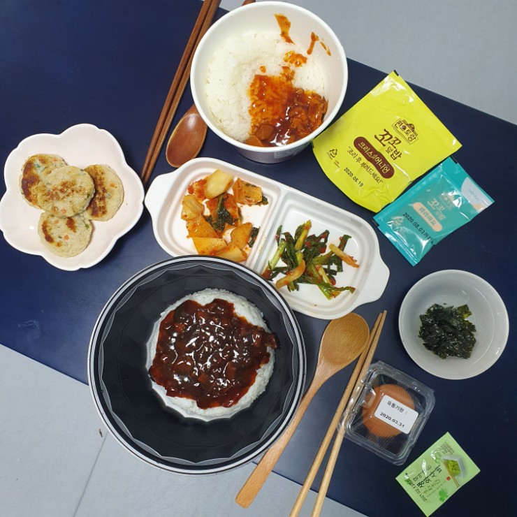 꼬꼬계란덮밥 이미지