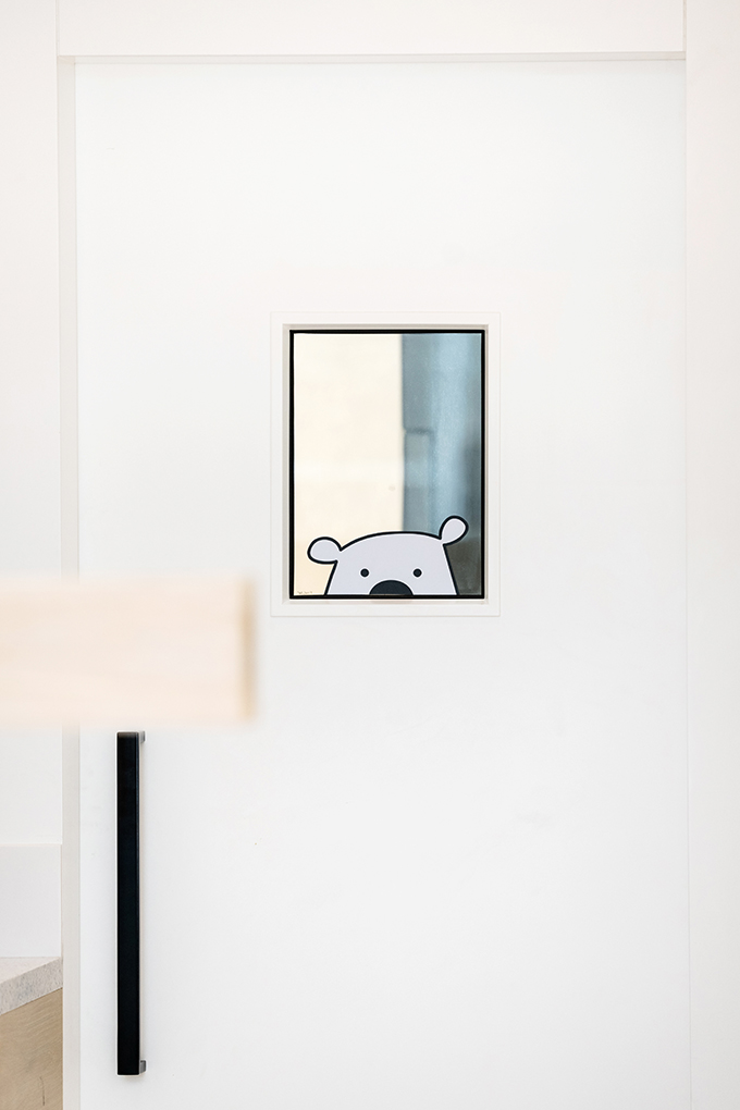 더 화이트(The White) 이미지