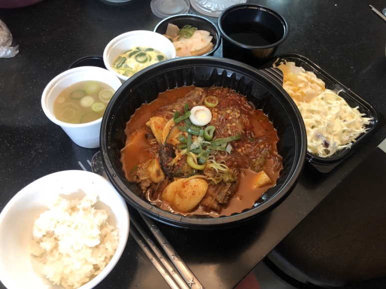 홍칼라소갈비찜 이미지