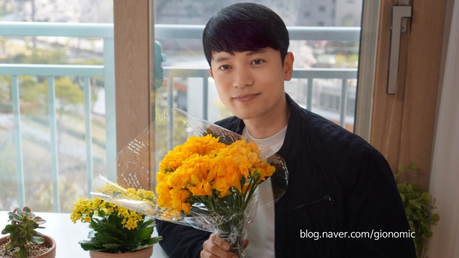 꽃을든남자I 이미지