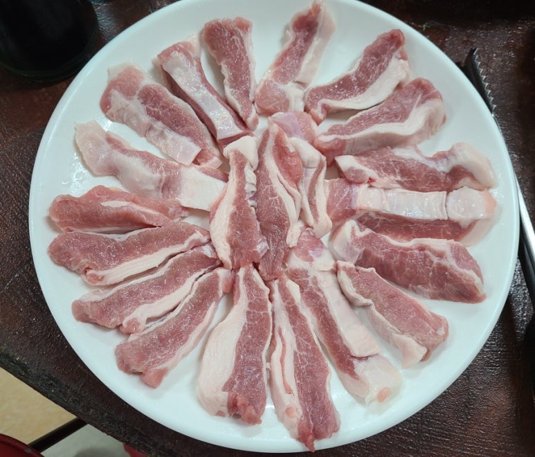 연탄부뚜막에올라간돼지 이미지