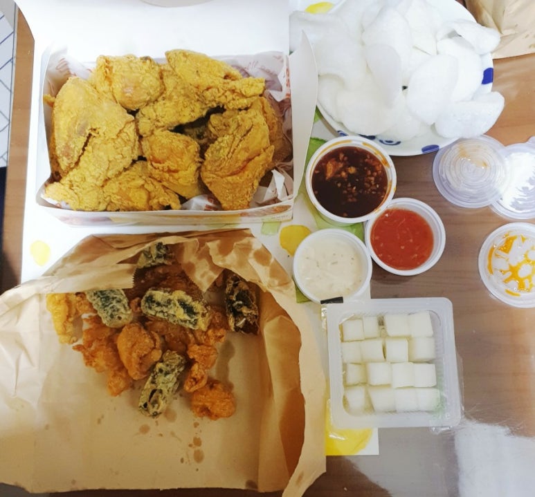 쌀쌀맞은닭 이미지