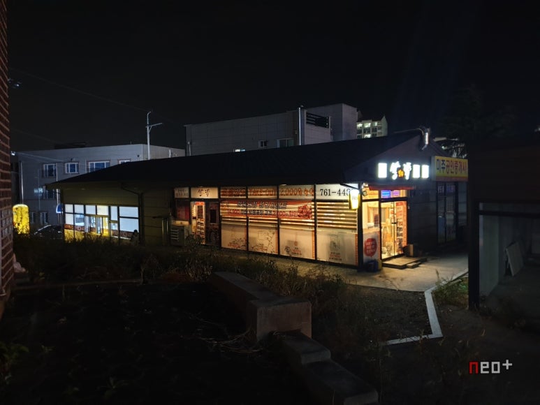 쌀쌀맞은닭 이미지