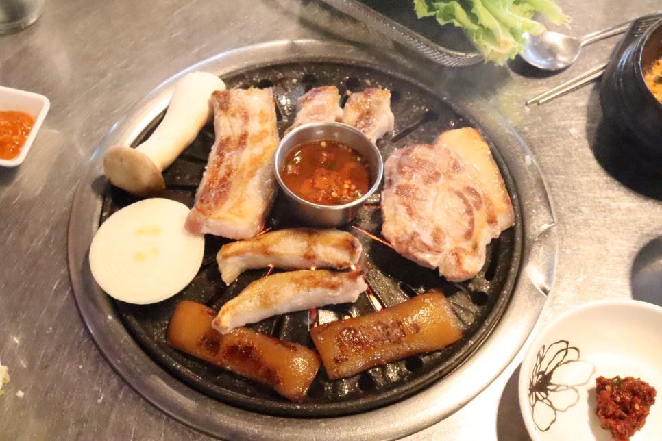 꺼멍집 이미지