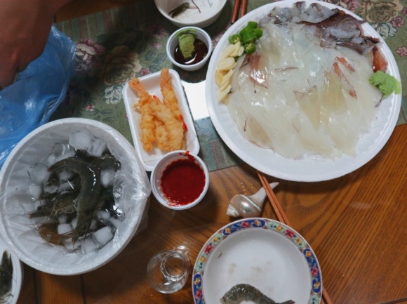 스시 먹는 오징어 이미지