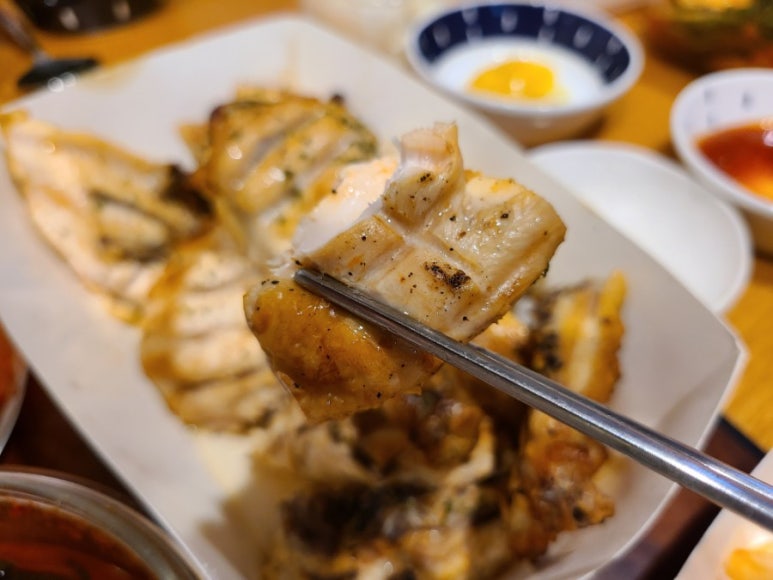 꾸부라꼬숯불두마리치킨 이미지
