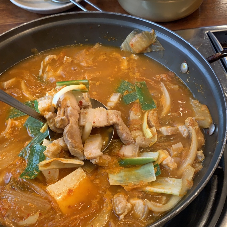 돼지고기듬뿍넣은김치찌개 이미지