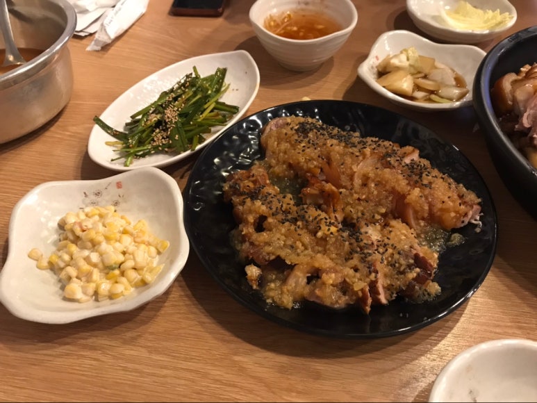 돼지가족 왕족발 이미지