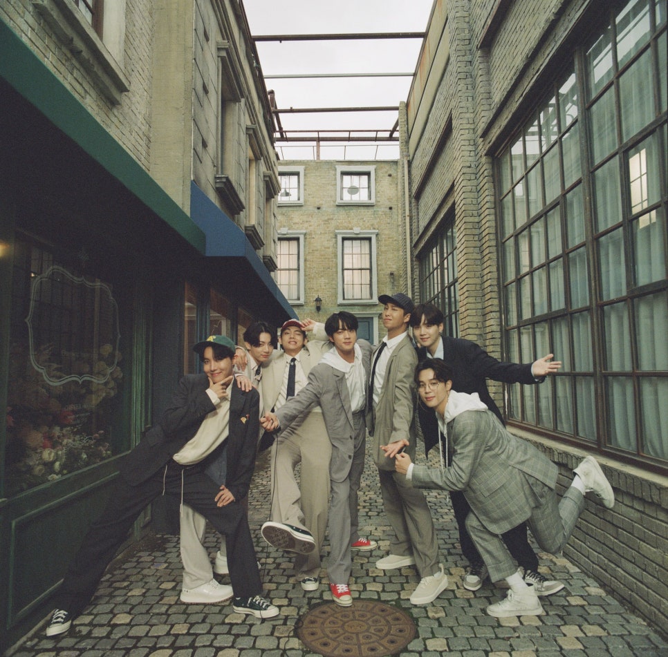 라이프 고즈 온 (Life goes on) 이미지