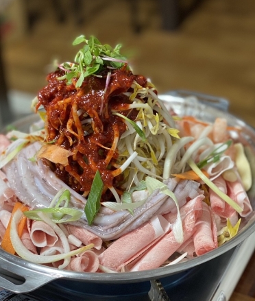 푸짐한 식당 이미지