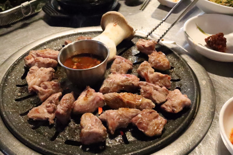 꺼멍집 이미지