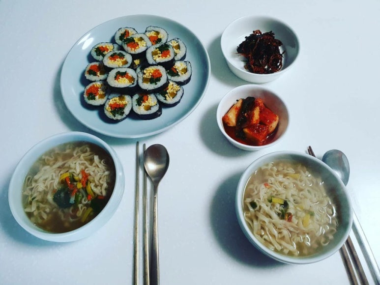 국시랑김밥이랑 이미지