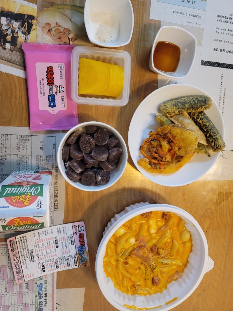 떡볶이 퍼주는 판다 이미지