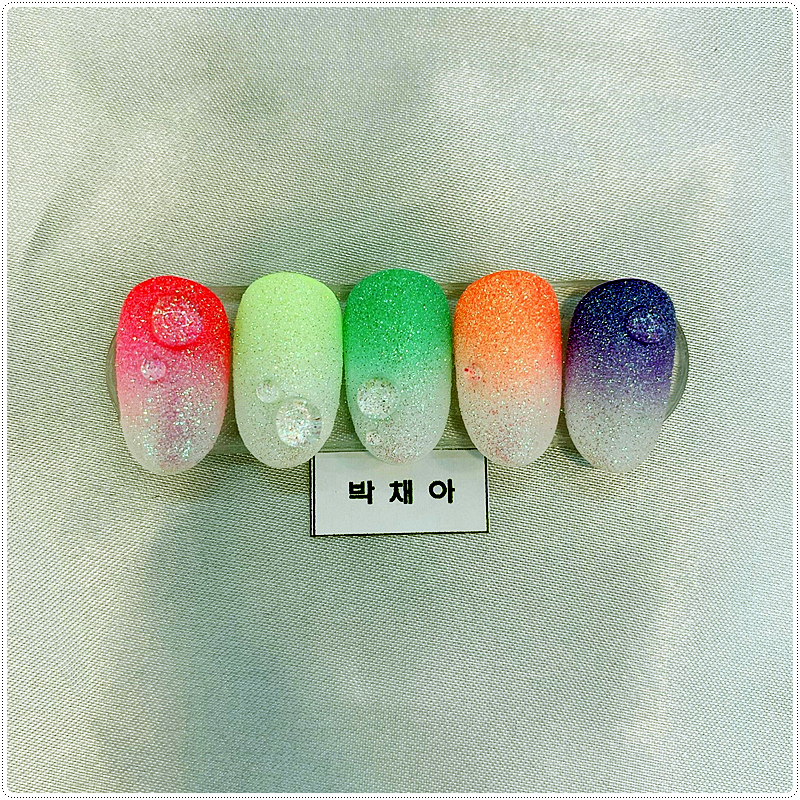 화창한 네일 이미지