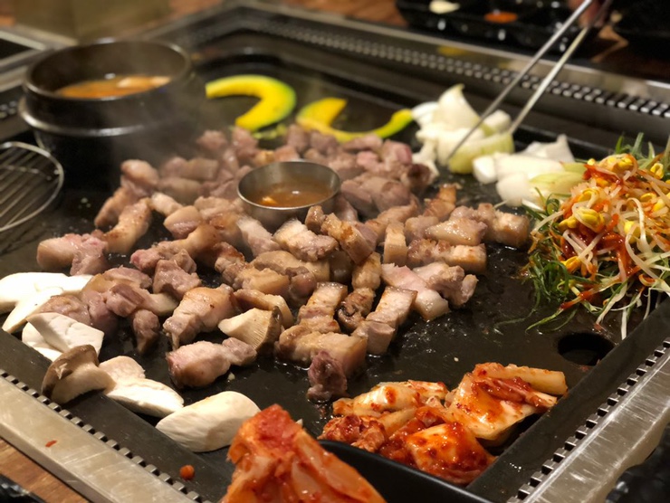 돼지굽는정원 이미지