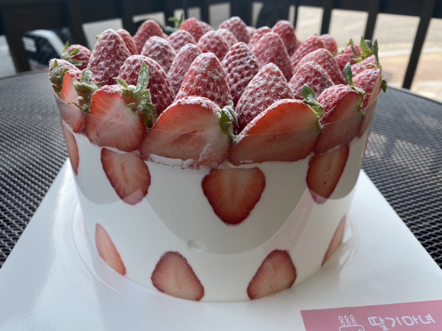 아산딸기마녀케이크 이미지