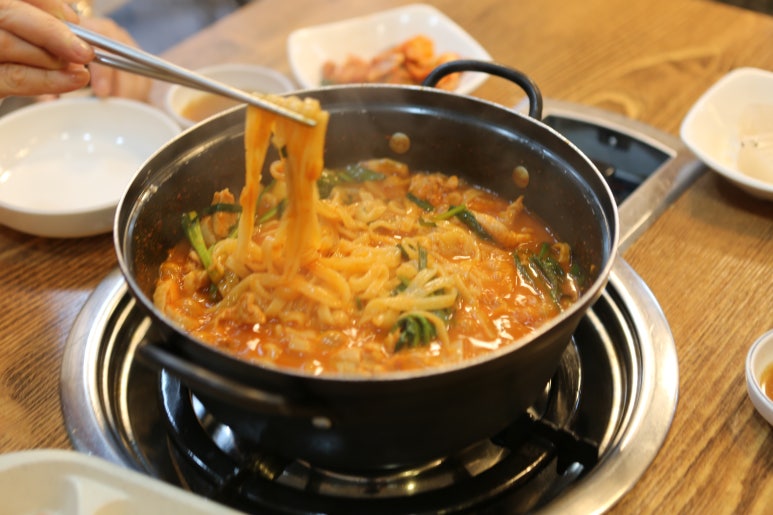얼큰칼국수 이미지