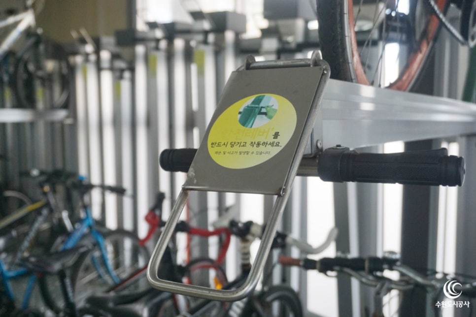 수원 실내 체육관 근처 자전거 주차장