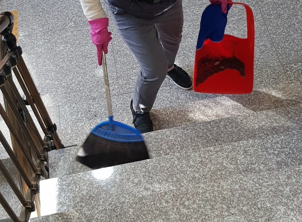 청소하는호랑이 이미지