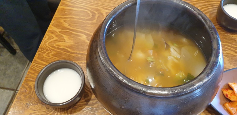 비오는항아리손수제비 이미지