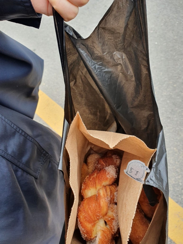 엄지꽈배기 이미지