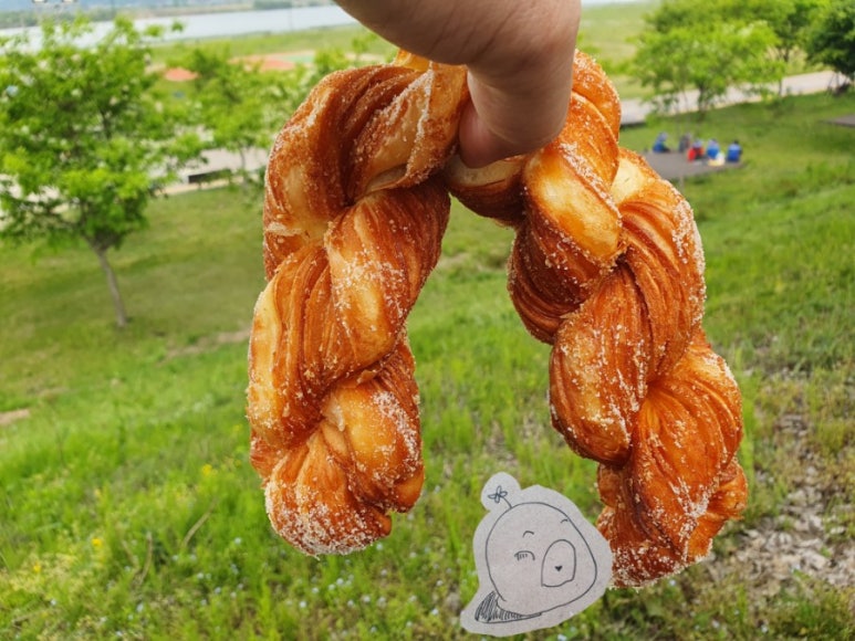 엄지꽈배기 이미지