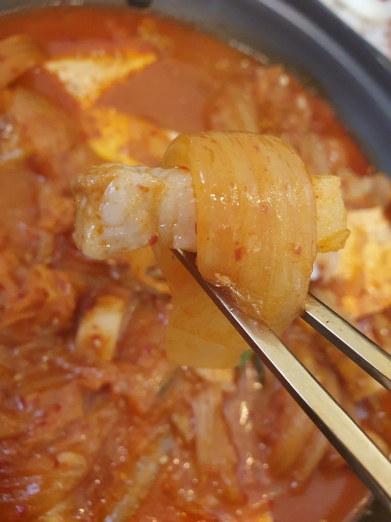 고기 품은 김치찜 이미지