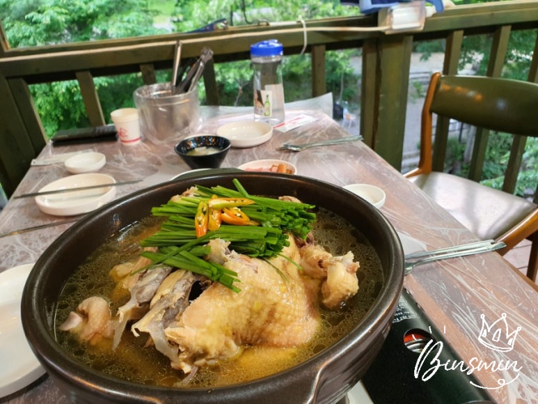산닭백숙 이미지