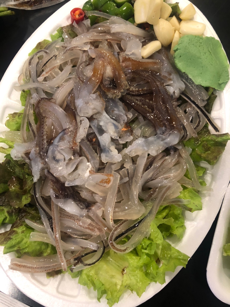 스시 먹는 오징어 이미지