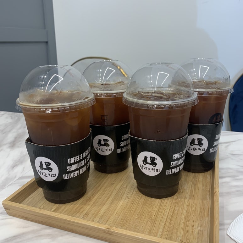 달리는커피하단 이미지