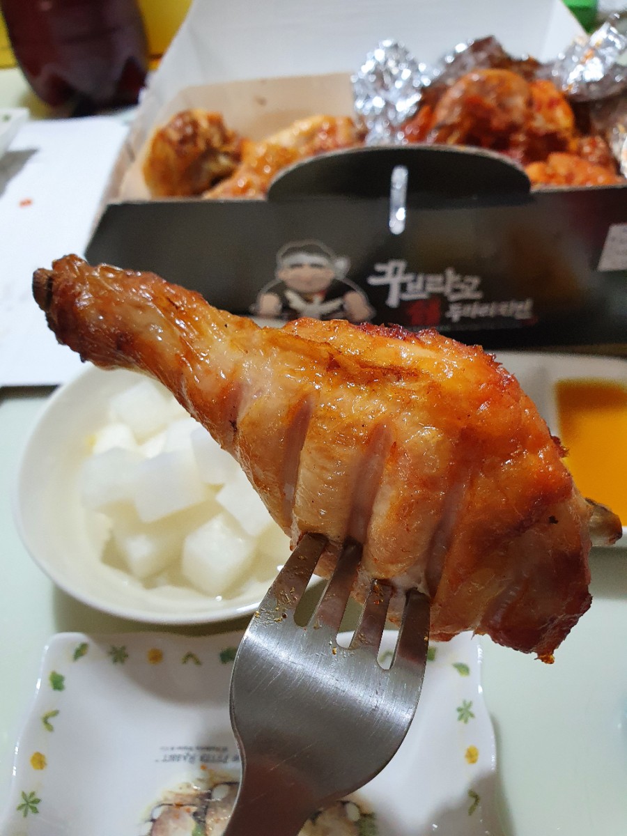꾸부라꼬숯불두마리치킨 이미지