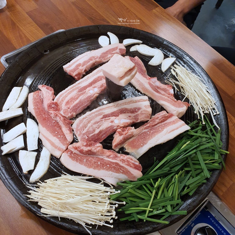 솥뚜껑에꽃한판 이미지