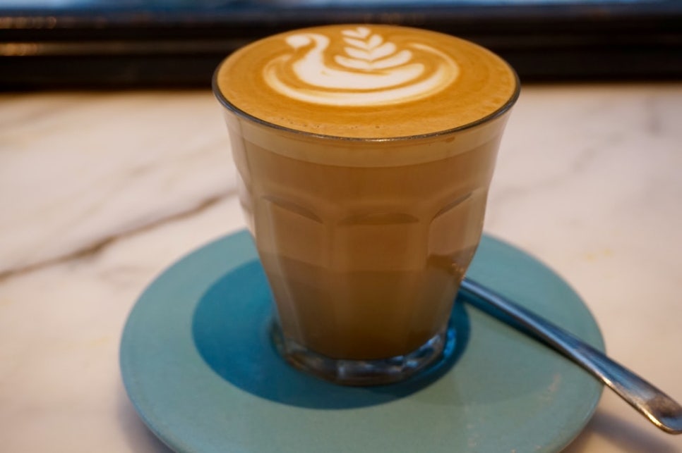 플랫화이트(flat white) 이미지