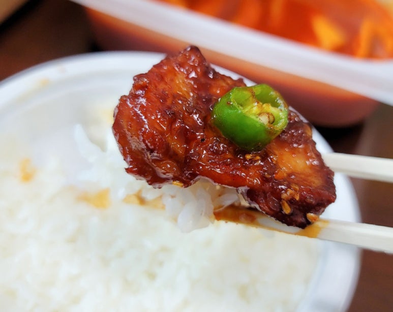 찐이야숯불두마리치킨 이미지