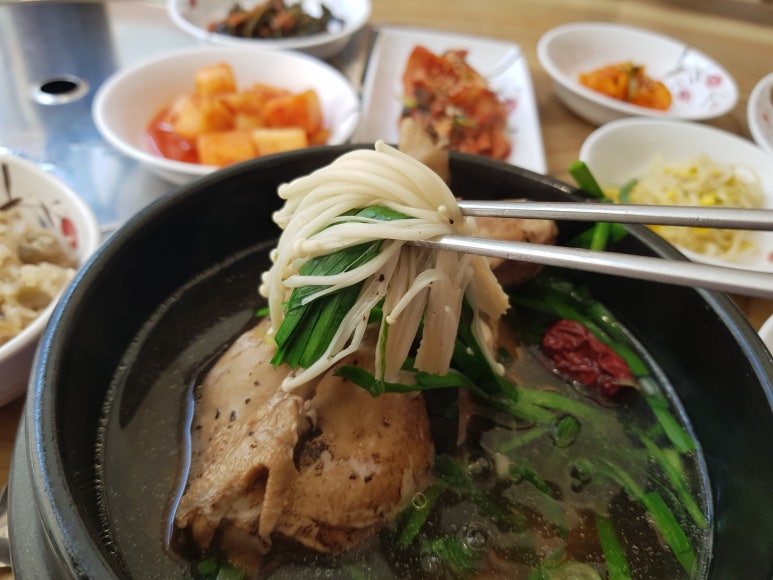 산능이네능이버섯백숙 이미지