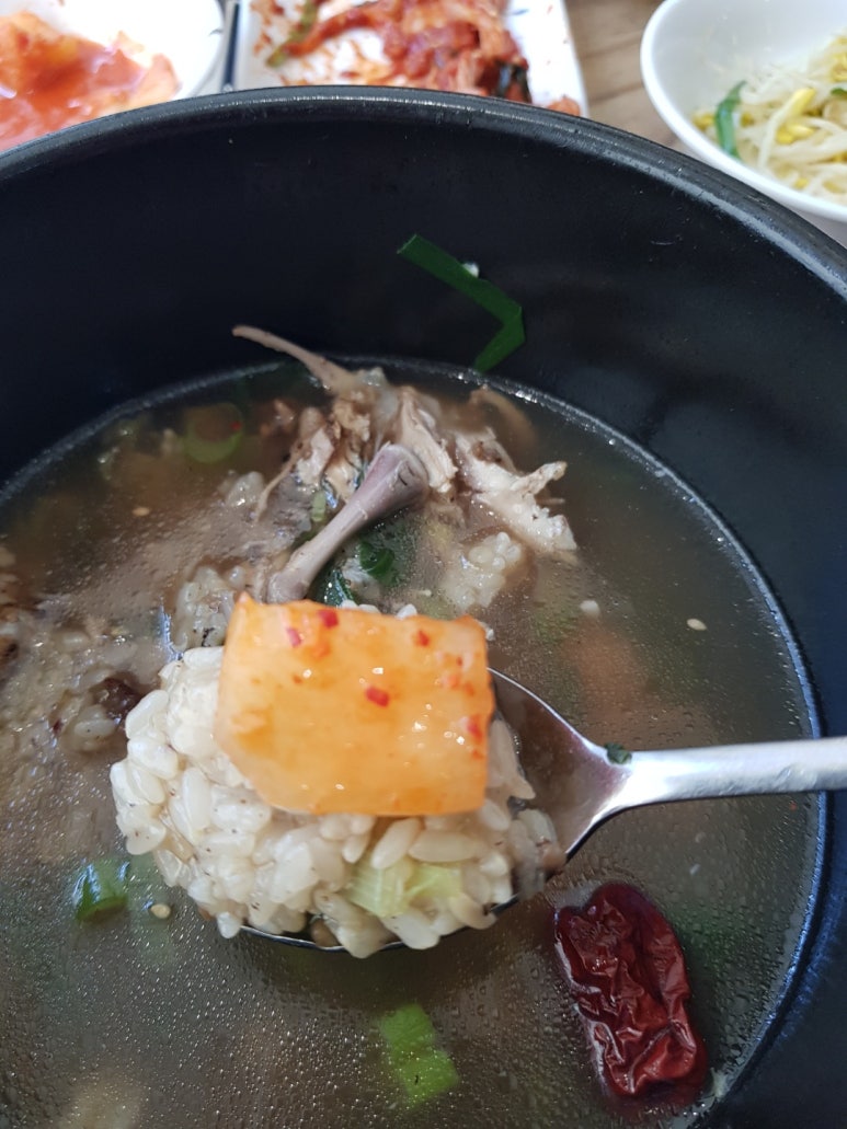 산능이네능이버섯백숙 이미지